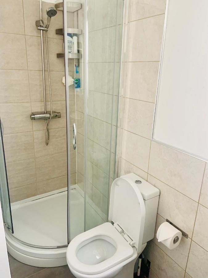 Beautiful Self Contained Studio Daire Londra Dış mekan fotoğraf