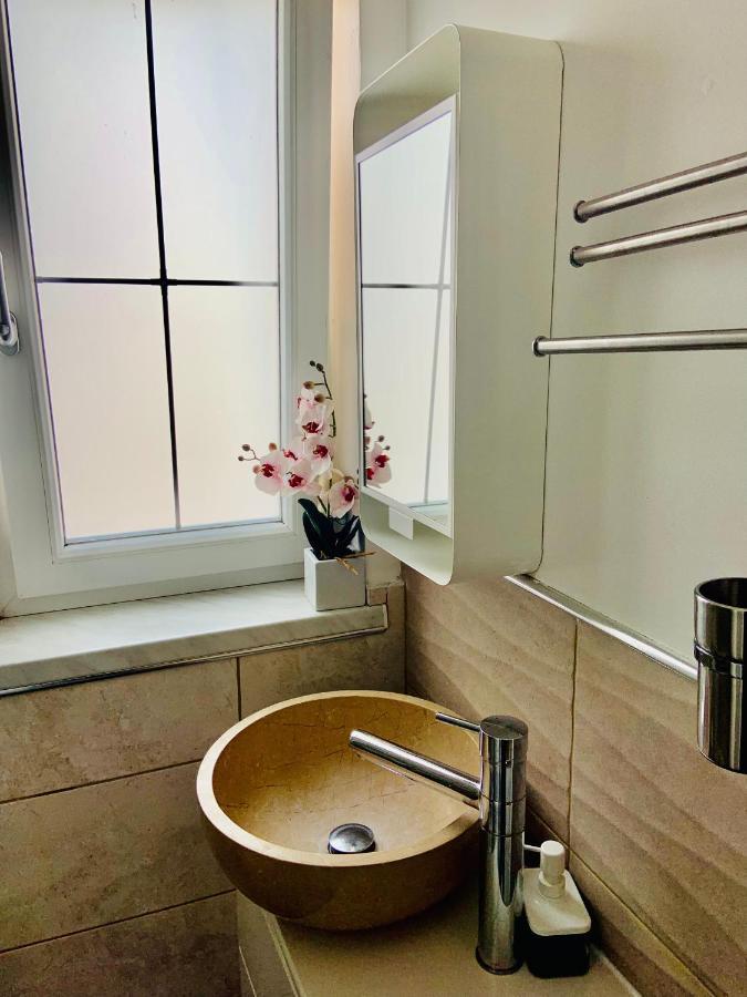 Beautiful Self Contained Studio Daire Londra Dış mekan fotoğraf